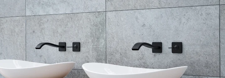 Zwei weiße Waschbecken auf einem Holzboard